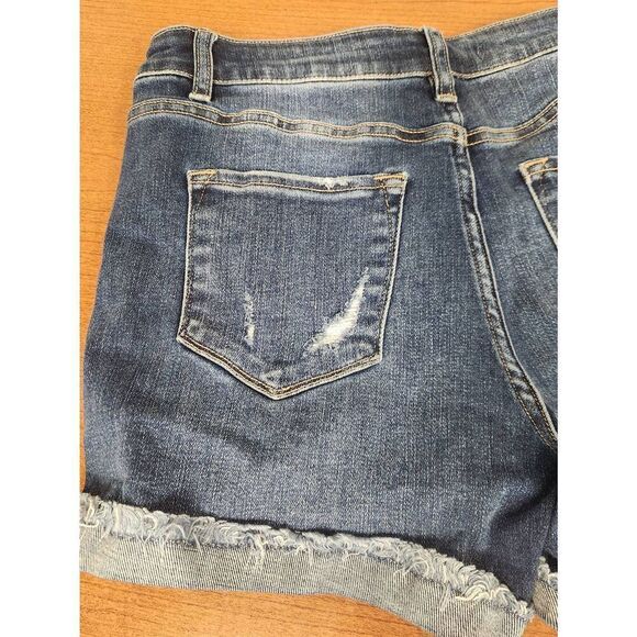 Kancan 29 high rise denim shorts. Measures approx 30 waist, 4 inseam and 11 rise - Picture 8 of 8